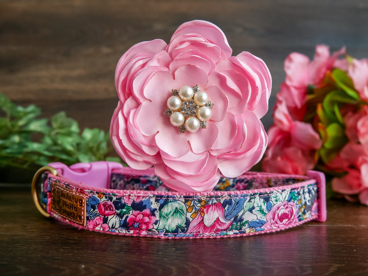 Dog collar with flower