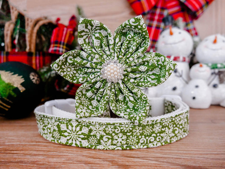 Christmas dog collar with flower - green Snowflakes