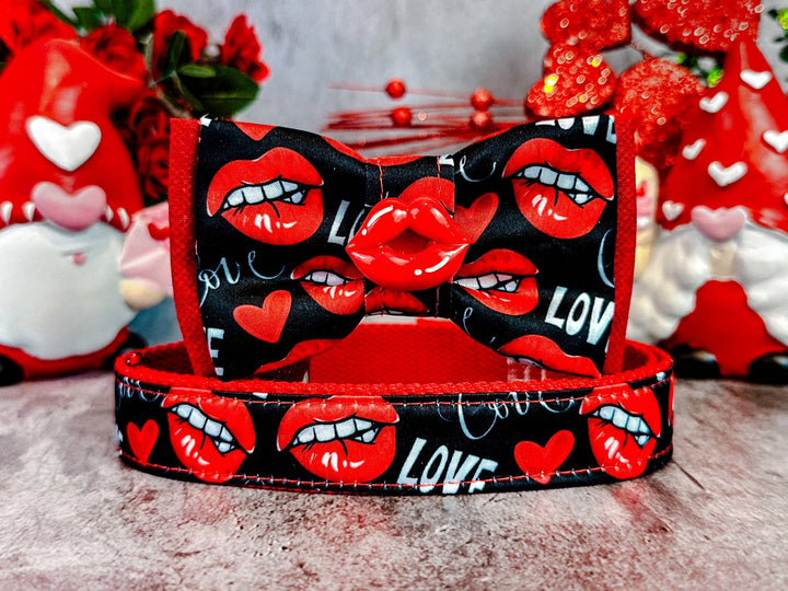 Valentine dog collar with bow tie - Lips and Kisses