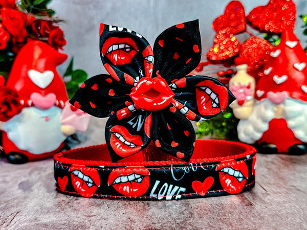 Valentine dog collar with Flower - Lips and Kisses